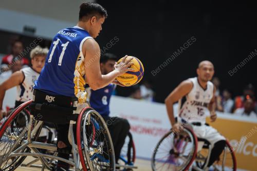 BOLA KERANJANG BERKERUSI RODA