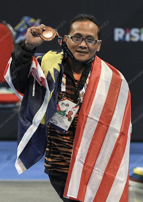 PARA24_19092017_ANGKAT_BERAT