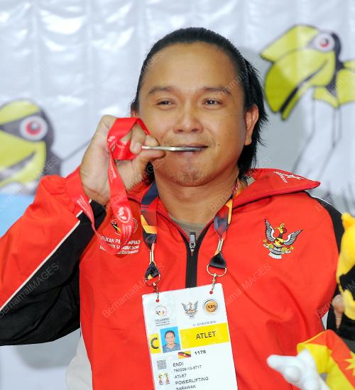 PARA25_07082016_ANGKAT_BERAT