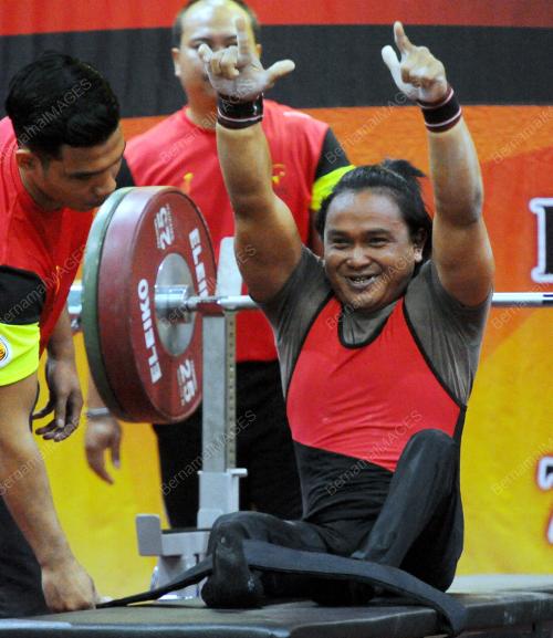 PARA26_07082016_ANGKAT_BERAT