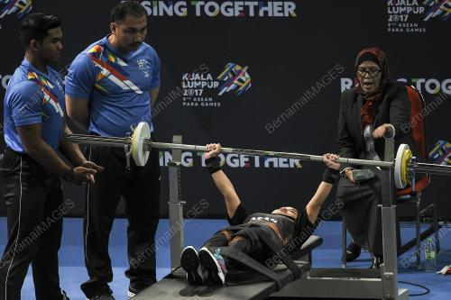 PARA44_18092017_ANGKAT_BERAT