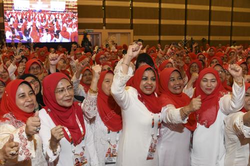 PAU185_06122017_WANITA