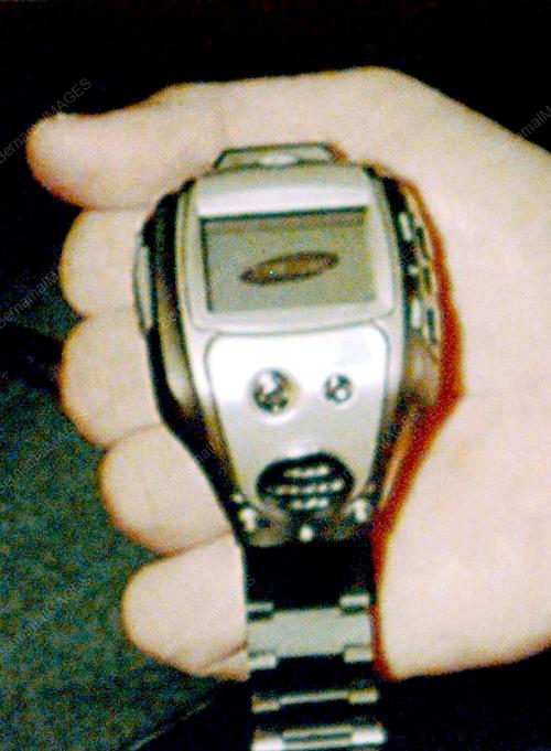 PG01-28_02_01_WATCH_PHONE_19012016