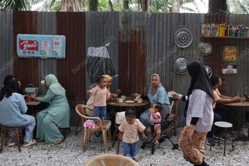 KOPI PERCUMA BERKONSEP RETRO 70-AN