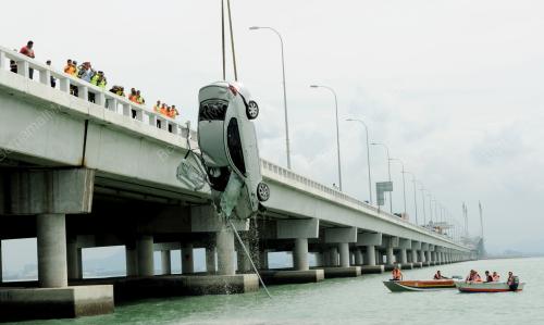 PG01_01112012_KERETA_JAMBATAN