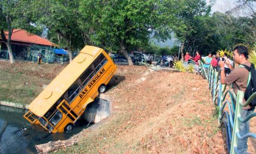 BAS SEKOLAH TERJUNAM