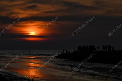 PEMANDANGAN MATAHARI TERBENAM