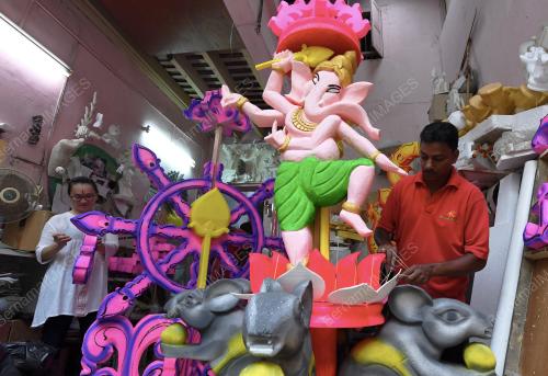 SUAMI ISTERI BUAT KAVADI