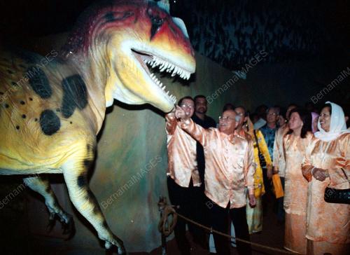 PG01_05022016_DINOSAUR