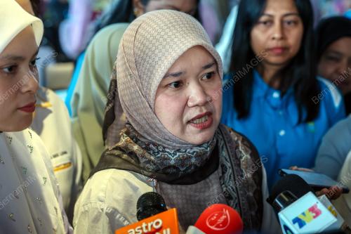 FADHLINA SIDEK