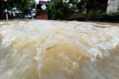 PG01_06082012_BANJIR_KILAT