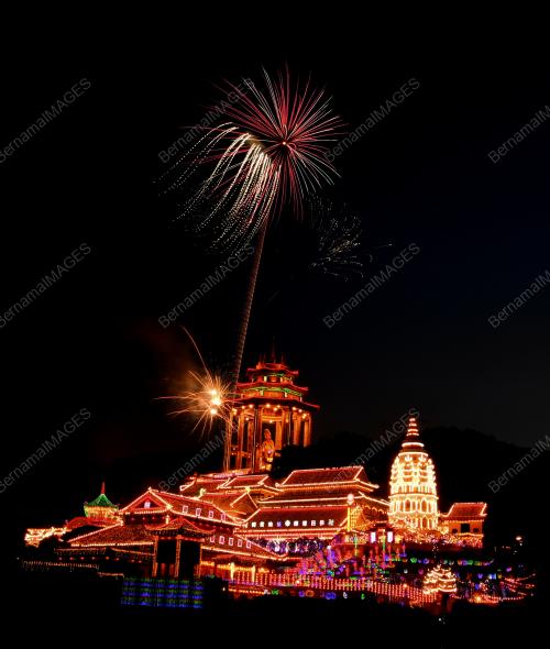KEK LOK SI BERWARNA-WARNI