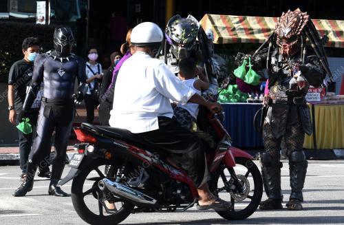MAKLUK ASING BERI SARAPAN PERCUMA