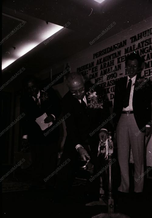 TYT TAN SRI DATUK (DR) HAJI HAMDAN SHEIKH TAHIR
