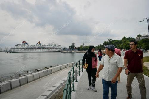 PENGUNJUNG DI PADANG KOTA LAMA