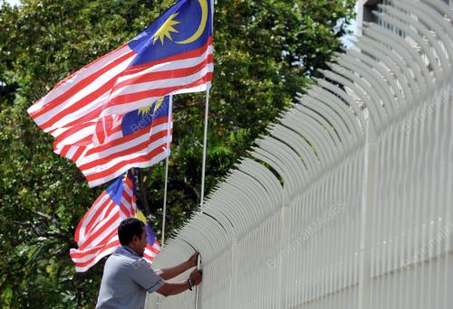 PG01_10082016_BENDERA_PASANG
