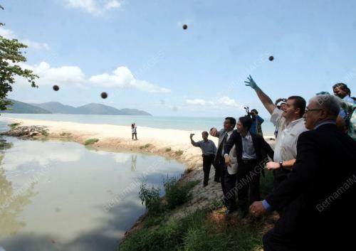 BOLA TANAH LIAT