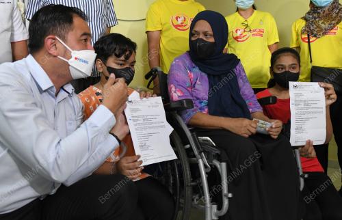 DUA BERADIK KEMBALI KE SEKOLAH
