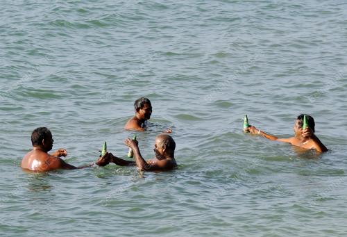 MANDI PANTAI