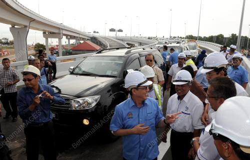 PG01_12122013_MENTERI_JAMBATAN