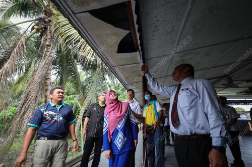 FADHLINA SIDEK