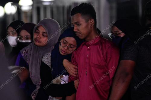 PENGKEBUMIAN EMPAT SEKELUARGA