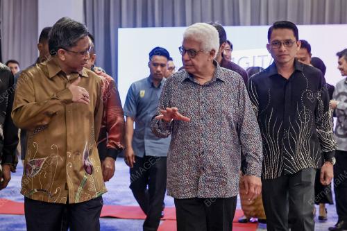 TUN AHMAD FUZI ABDUL RAZAK