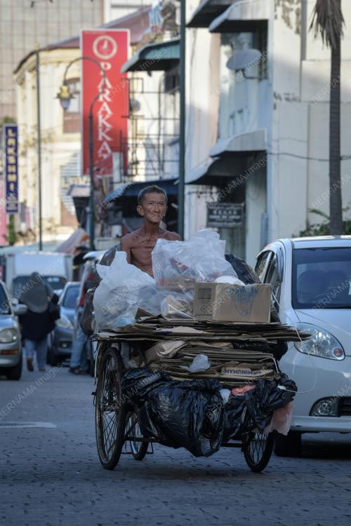 WARGA EMAS KUTIP KOTAK