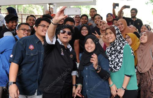 PG01_15022016_MENTERI_SELFIE