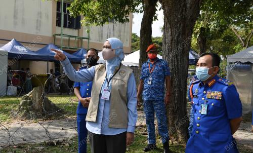 DATUK MASTURA LAWAT PUSAT KUARANTIN