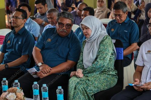 FADHLINA SIDEK
