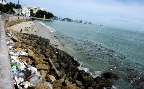 PG01_21072016_PANTAI_SAMPAH
