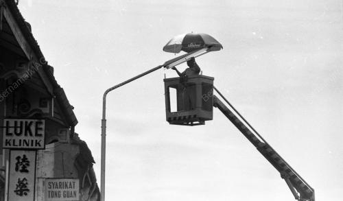PG01_22042019_TUKAR_LAMPU