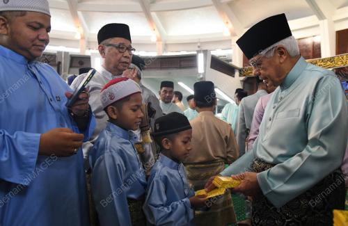TUN AHMAD FUZI ABDUL RAZAK