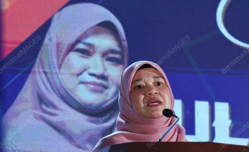 FADHLINA SIDEK