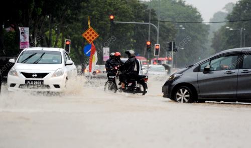 PG01_23092015_BANJIR_KILAT