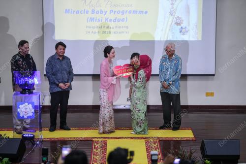 RAJA PERMAISURI PERAK TUANKU ZARA SALIM