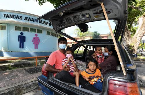 KELUARGA TINGGAL DALAM KERETA