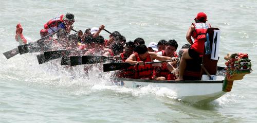 PERTANDINGAN PERAHU NAGA