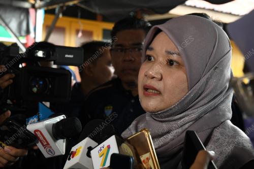 FADHLINA SIDEK