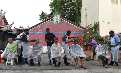GUNTING RAMBUT PERCUMA