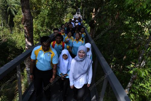 FADHLINA SIDEK