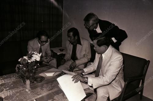MENANDATANGANI PERJANJIAN