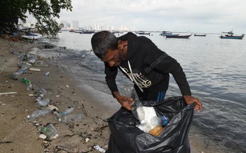 NELAYAN KUTIP SAMPAH