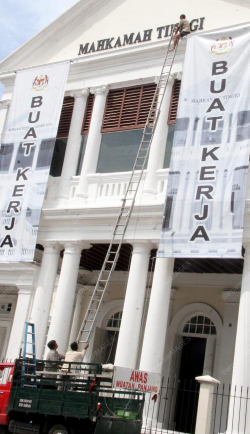 MENGUNDANG BAHAYA