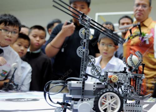 PERTANDINGAN ROBOT