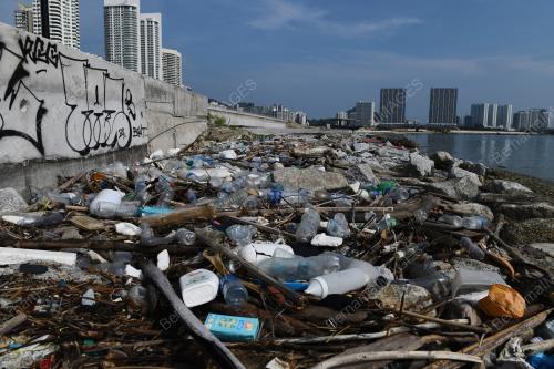 PENCEMARAN BAHAN PLASTIK