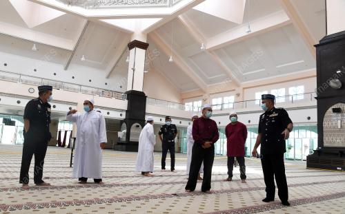 POLIS PANTAU MASJID