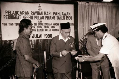 TYT TAN SRI DATUK (DR) HAJI HAMDAN BIN SHEIKH TAHIR