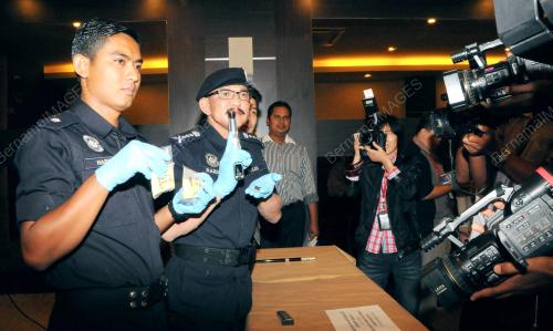 PG01_41213_ABDUL_RAHIM_PISTOL_04122013